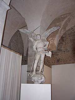 大天使ミカエルの像のレプリカ