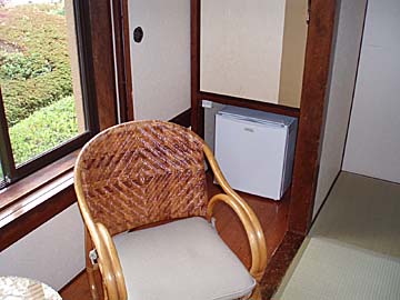 座椅子と冷蔵庫
