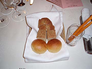 夕食時のパン