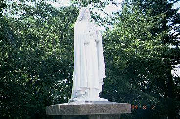 修道院の前にあった像