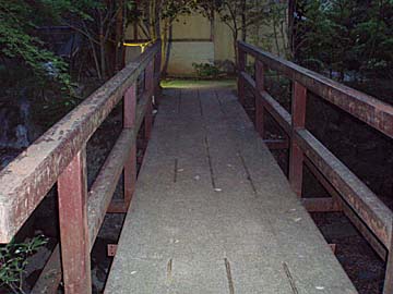 宿泊者風呂への橋
