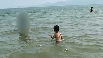 生まれて初めて海で泳ぎました