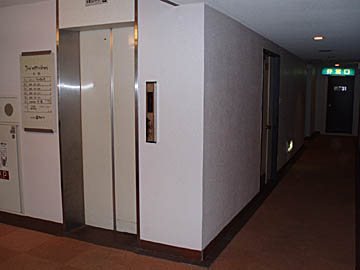 本館エレベーターと廊下