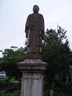 武富さんの像