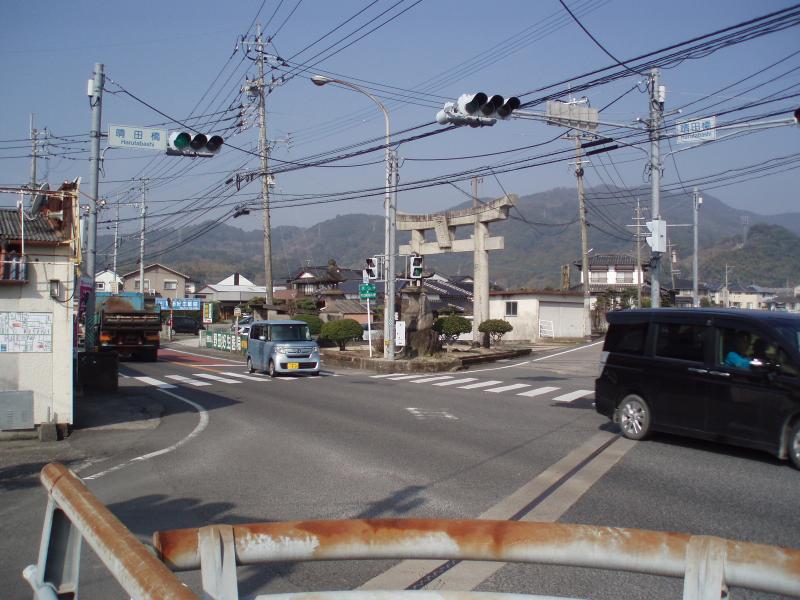 9:50「晴田橋」交差点、道路の向かいに歩道があるので道を渡ります