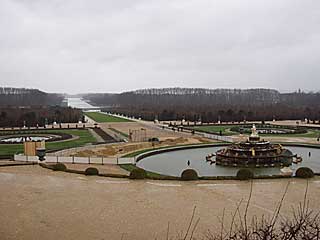 ベルサイユ宮殿の広大な庭園