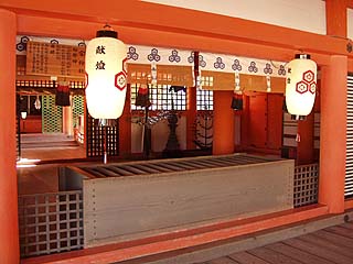 厳島神社内部