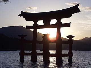 夕焼けの厳島神社鳥居