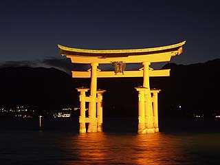 ライトアップされた厳島神社鳥居