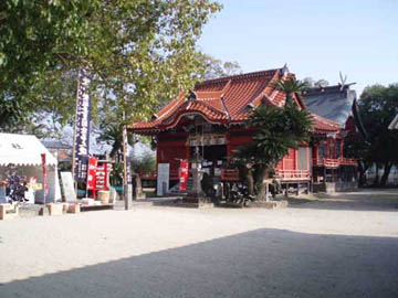 香椎神社の参道と本殿