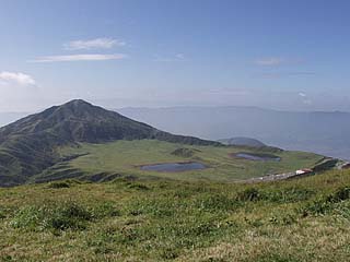 杵島岳山頂から草千里・烏帽子岳を望む