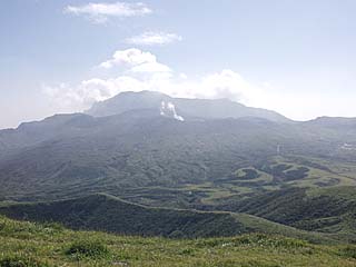 杵島岳山頂から阿蘇火口を望む