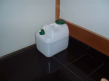 本館和室上がり口に置かれている水タンク