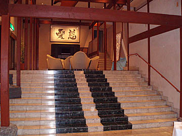 フロント前の階段