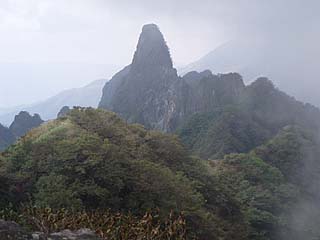 根子岳東峰から見た天狗岩