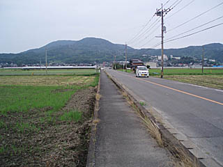 小田宿に向かって田んぼの中の道を進む