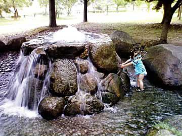 多布施川河畔公園水遊び