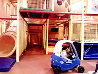 大型遊具で遊んだり幼児用の自動車に乗りました